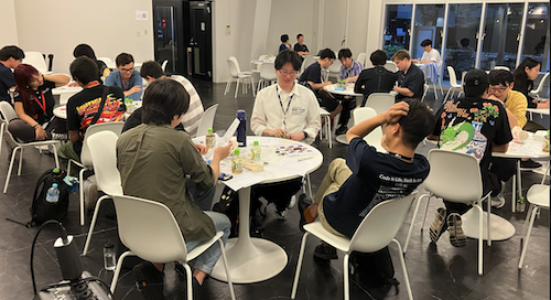 ルールを見ながらゲームを遊ぶ様子