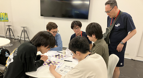 相談しながらゲームを遊ぶ様子